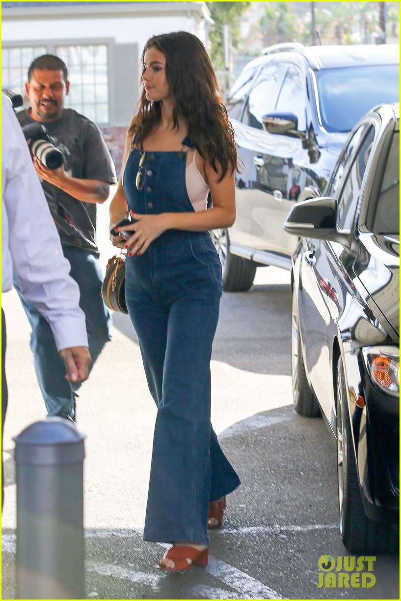 selena gomez stuns in denim overalls while out to lunch 064026261