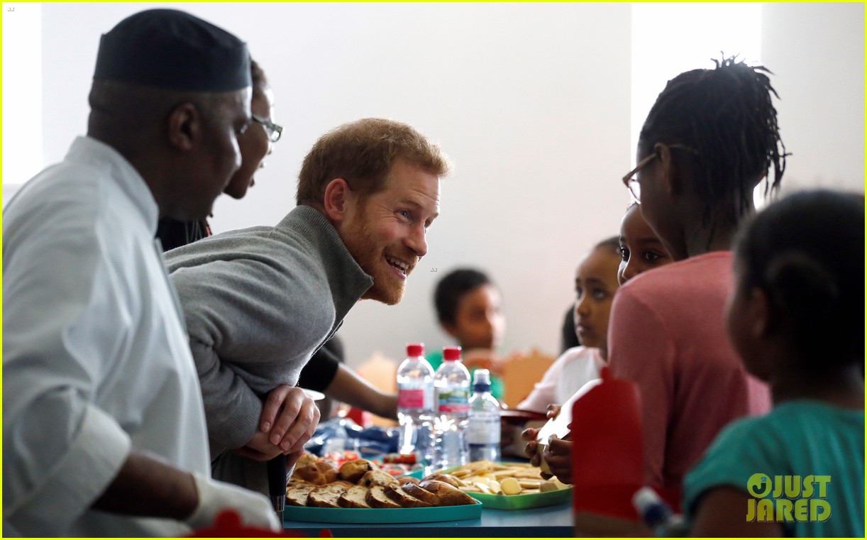 prince harry helps serve food to school children for the fit and fed campaign 074033851