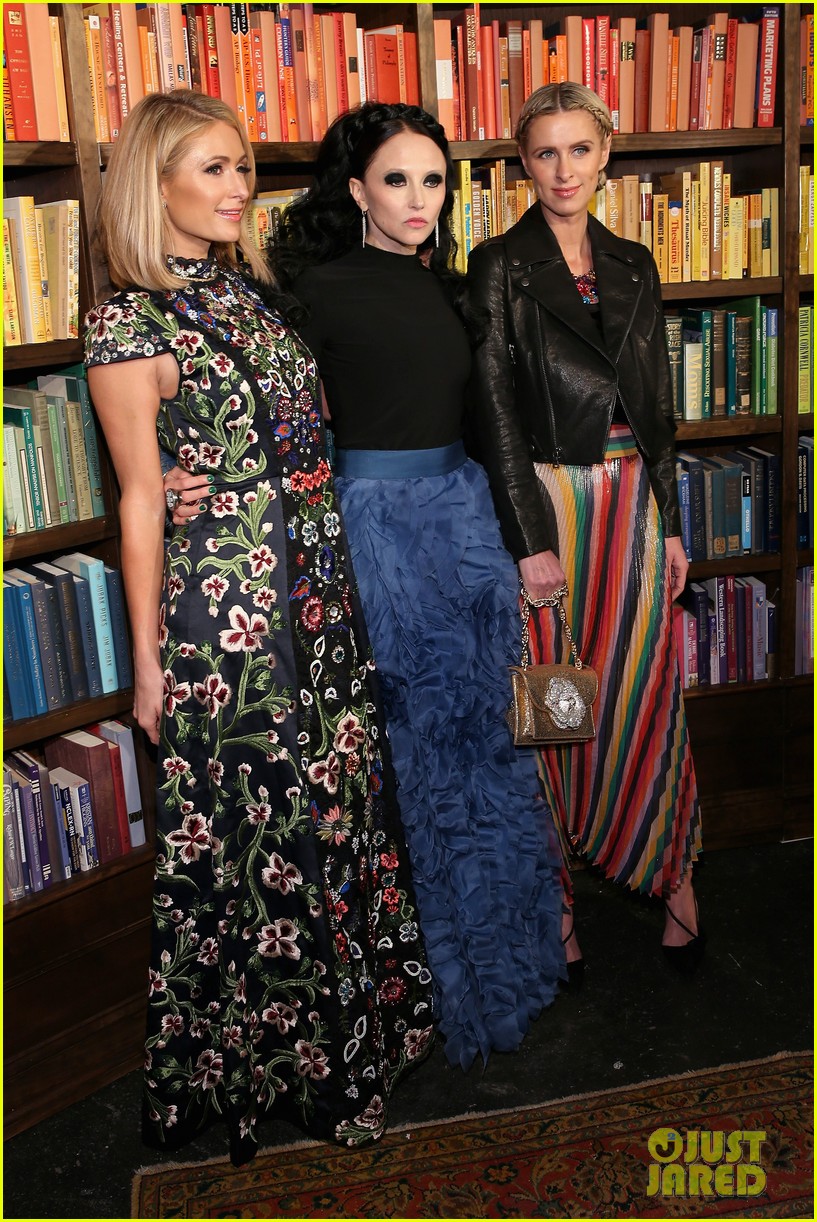 paris nicky hilton team up for alice olivia by stacey bendet nyfw presentation 024032287