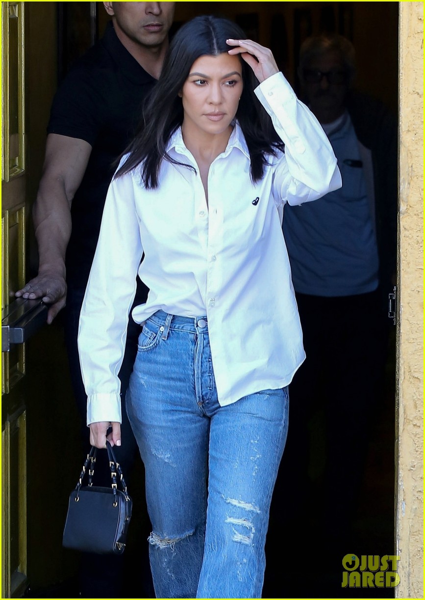 kim kardashian wears form fitting clothes for lunch with family 04