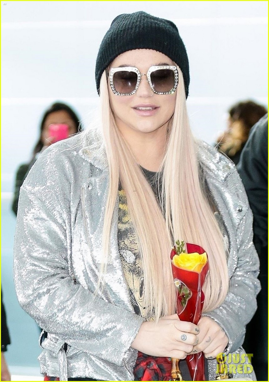 kesha carries a rose while catching flight out of jfk on valentines day 01