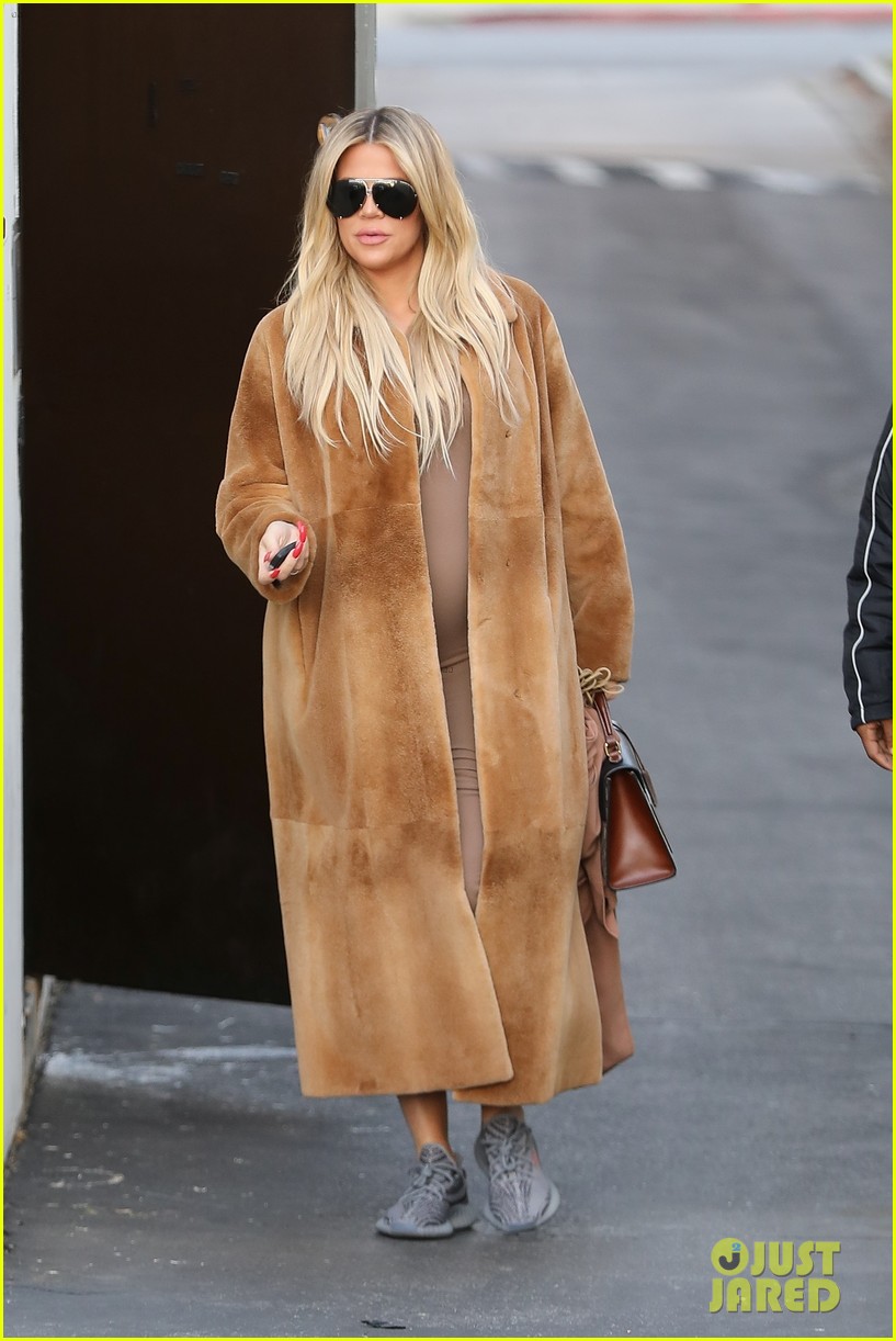 Pregnant Khloe Kardashian & Kris Jenner Go Shopping for the Baby(02)