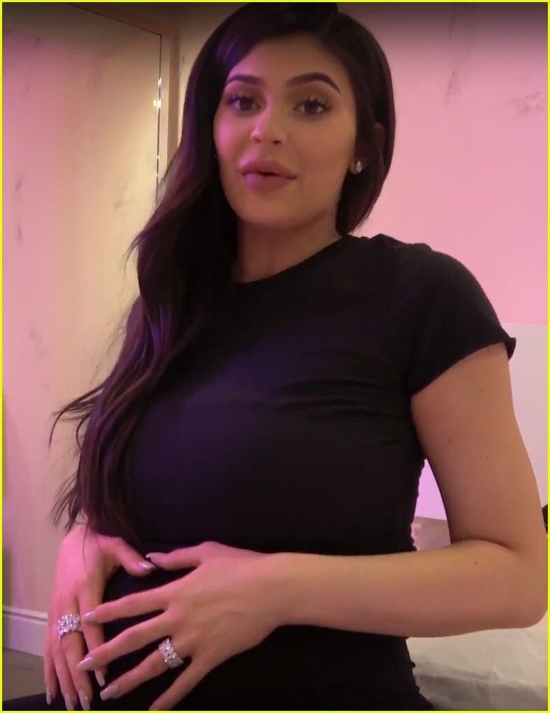 kylie jenner gives birth 014028786