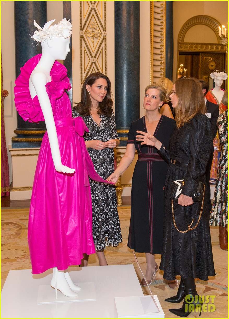 pregnant kate middleton attends fashion event at buckingham palace 104035697