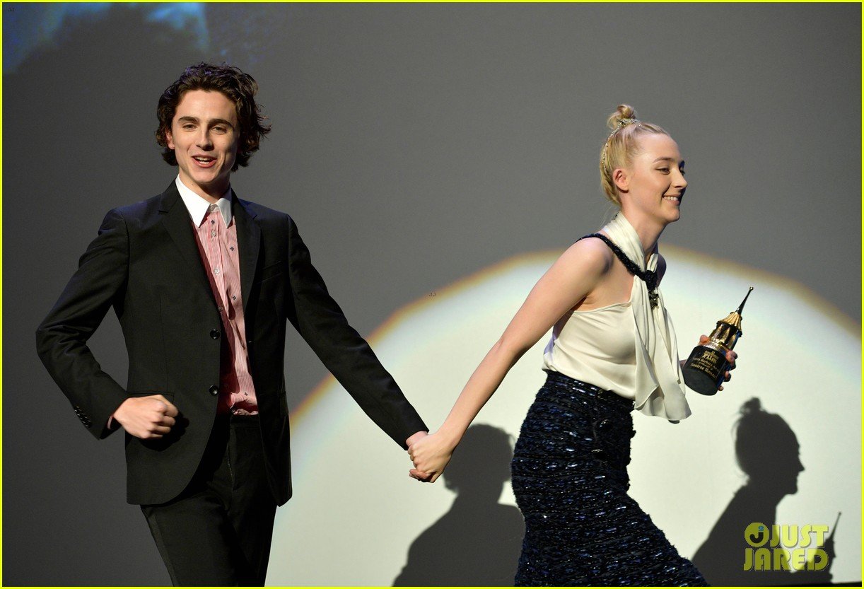 Saoirse Ronan Receives Award from 'Lady Bird' CoStar Timothee Chalamet(01)