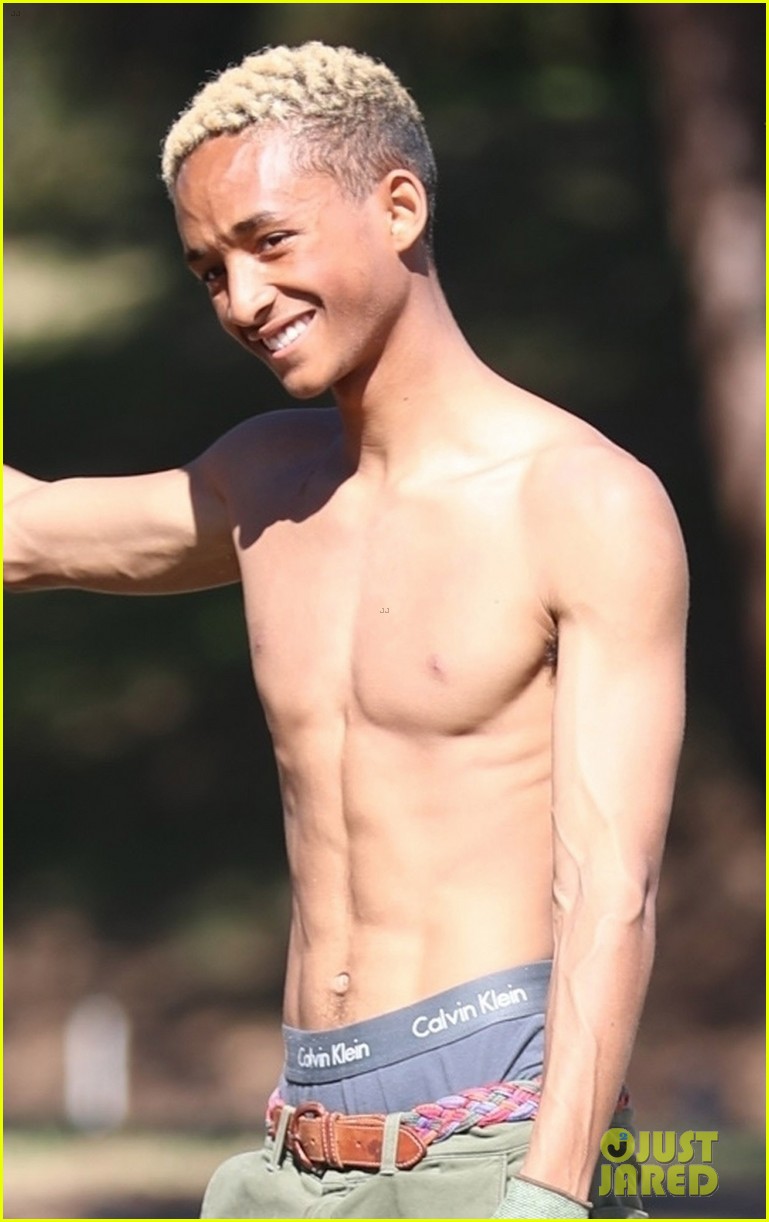 shirtless jaden smith shows off his abs while planting trees with sister willow 094034481