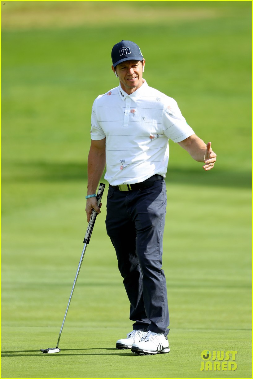 mark wahlberg plays golf with tiger woods 014034258