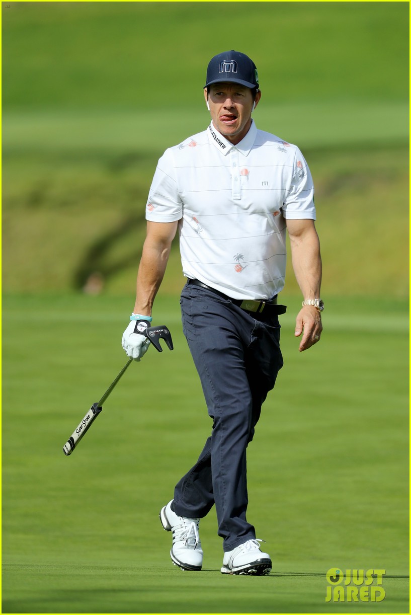 mark wahlberg plays golf with tiger woods 074034264