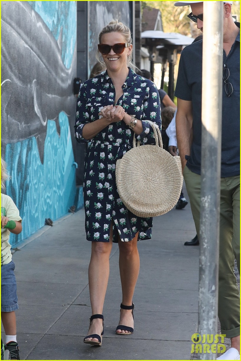 reese witherspoon is all smiles on lunch date with jim toth 02