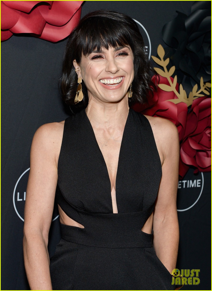 constance zimmer shiri appleby celebrate unreal mary kills people at anti valentines bash 04