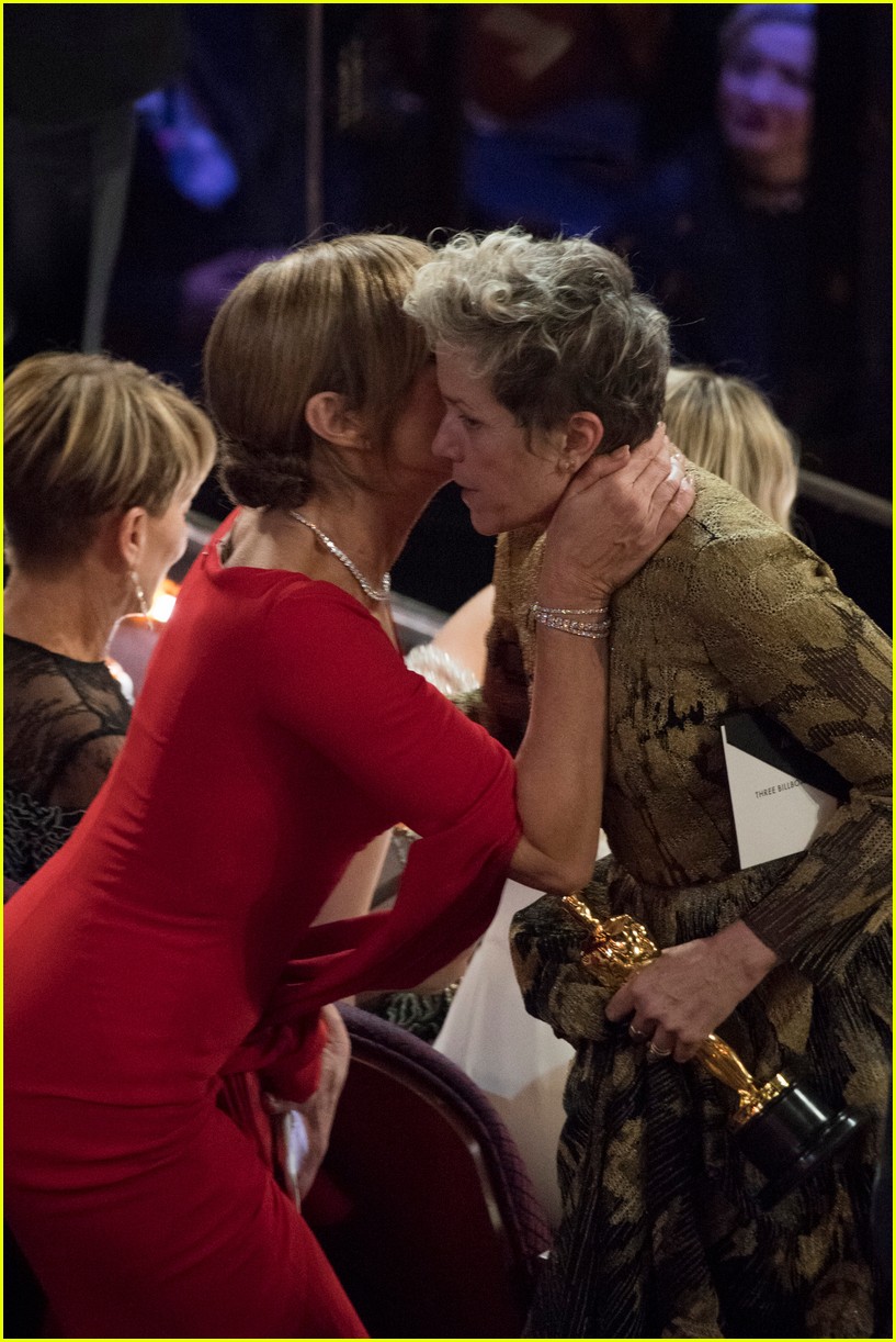 oscars 2018 best actress nominees hug it out after frances mcdormand win 05