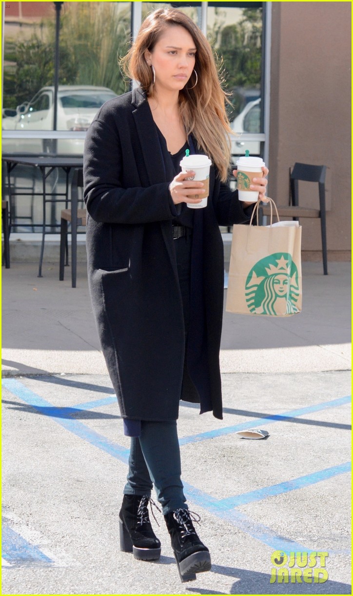 jessica alba picks up her morning coffee in la 014041074