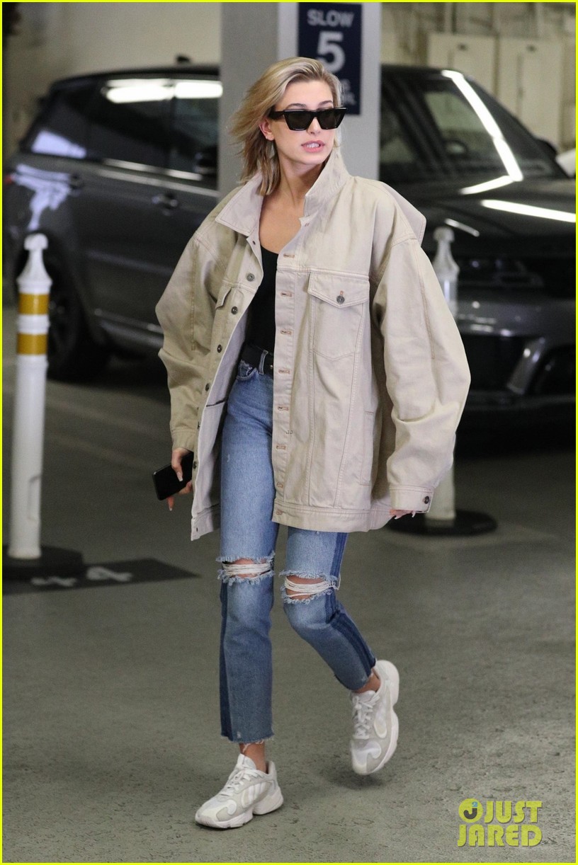 hailey baldwin shows off her casual street style in oversized jacket 034046364