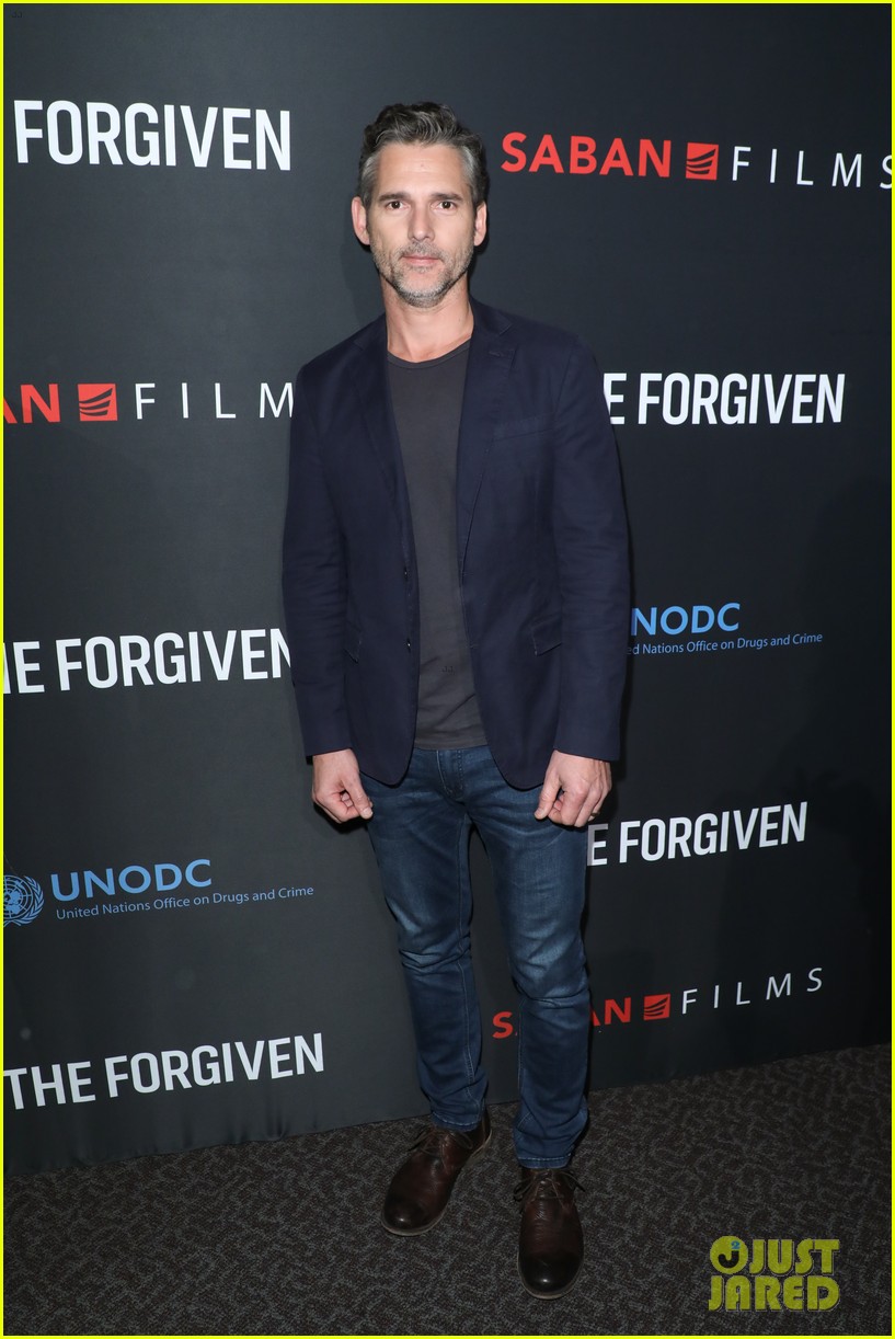 eric bana forest whitaker suit up to premiere the forgiven 30