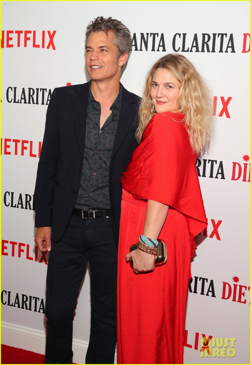 Drew Barrymore Carries 'I Love Jake Gyllenhaal' Sign to Her Premiere(02)