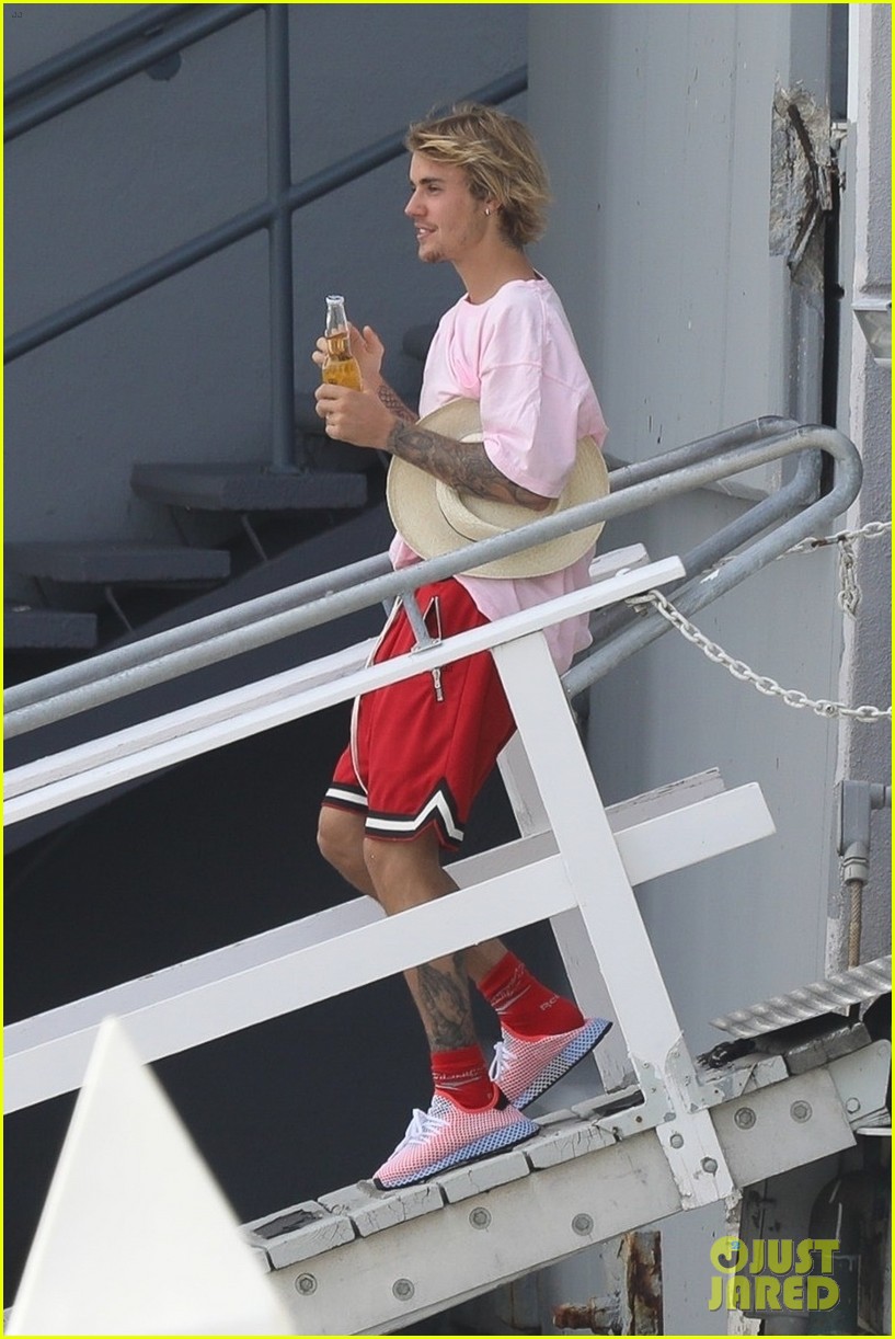 justin bieber kicks off his weekend with a boat ride 044058403