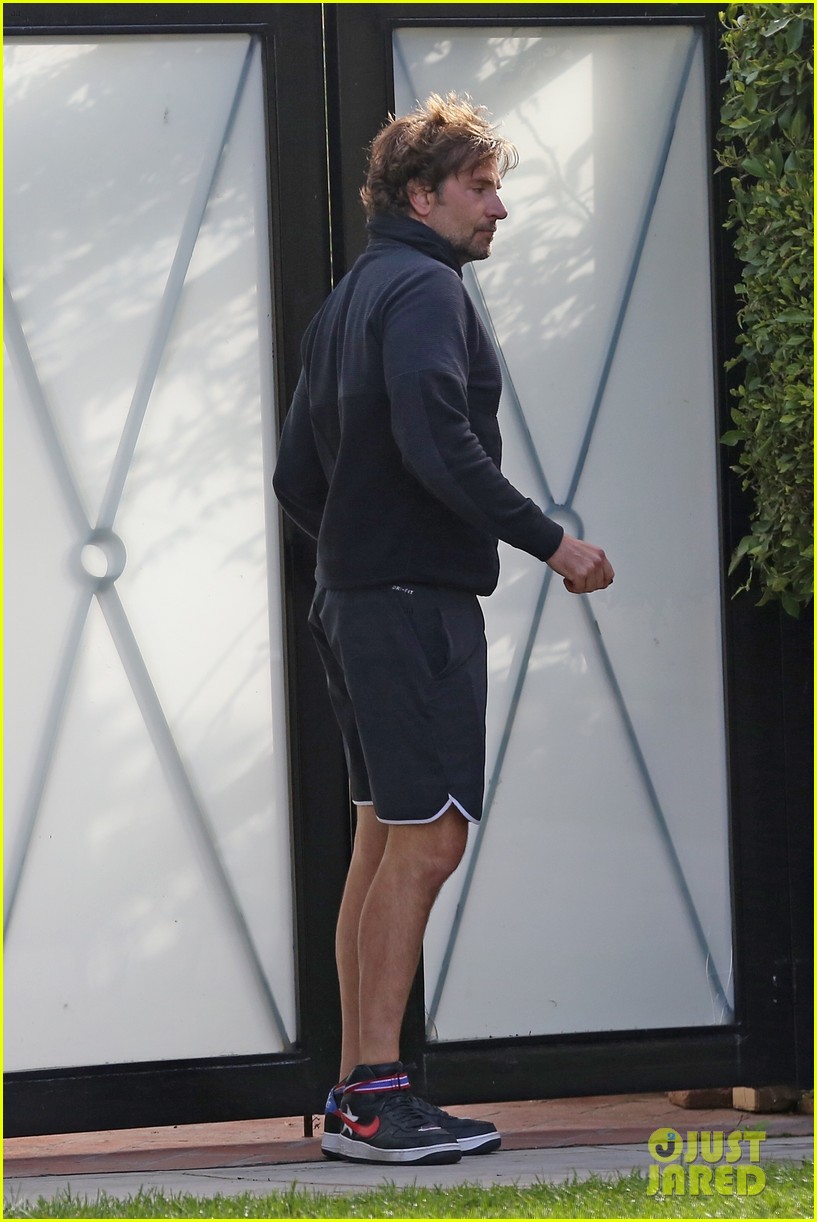 bradley cooper heads to the gym 05