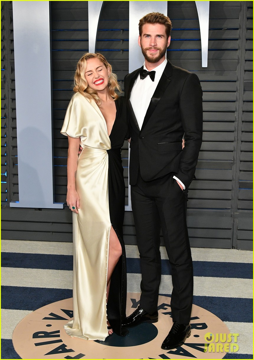 miley cyrus and liam hemsworth share super sweet moment at vanity fairs oscars party 014045013