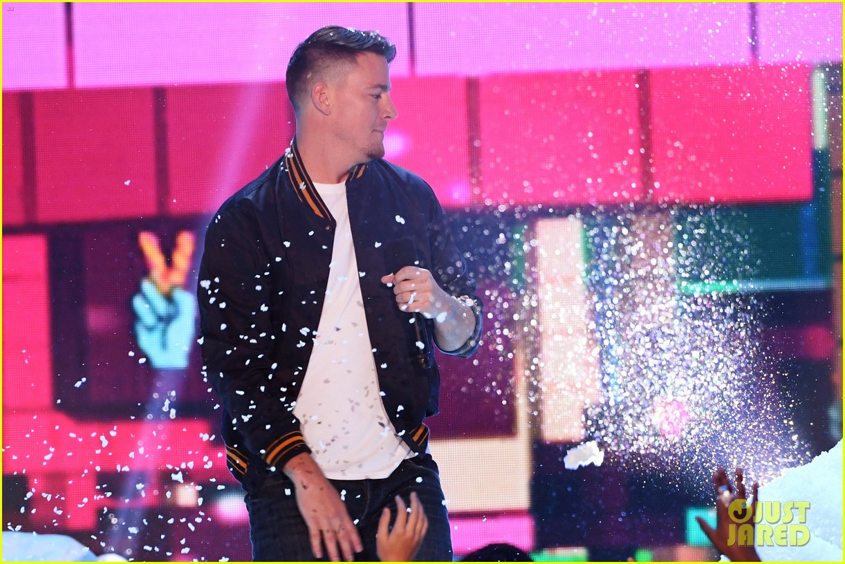 Jenna DewanTatum Brings Daughter Everly to Kids' Choice Awards 2018