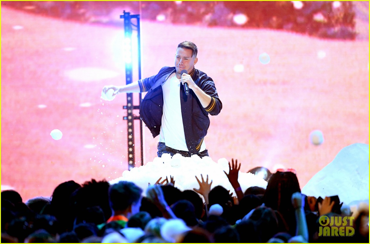 Jenna DewanTatum Brings Daughter Everly to Kids' Choice Awards 2018