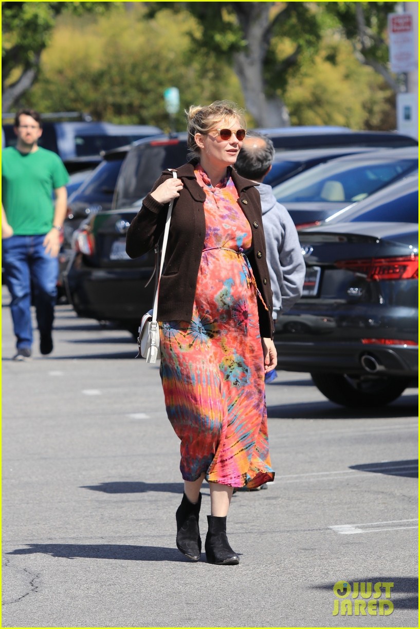 pregnant kirsten dunst kicks off her weekend at the grocery store 084052253