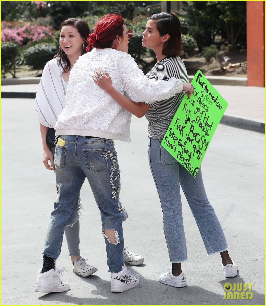 selena gomez and bella thorne share a hug at march for our lives 024055195