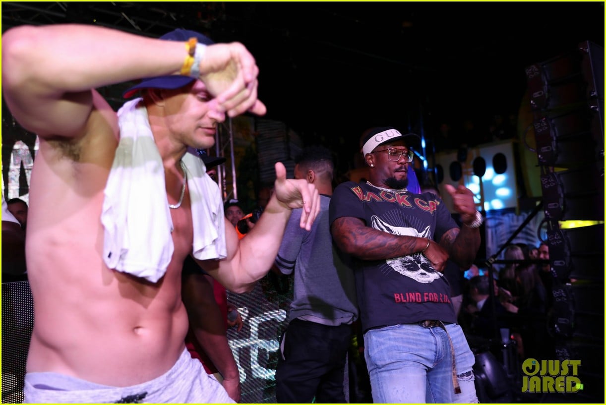 rob gronkowski goes shirtless for dance battle with shaq 014055138