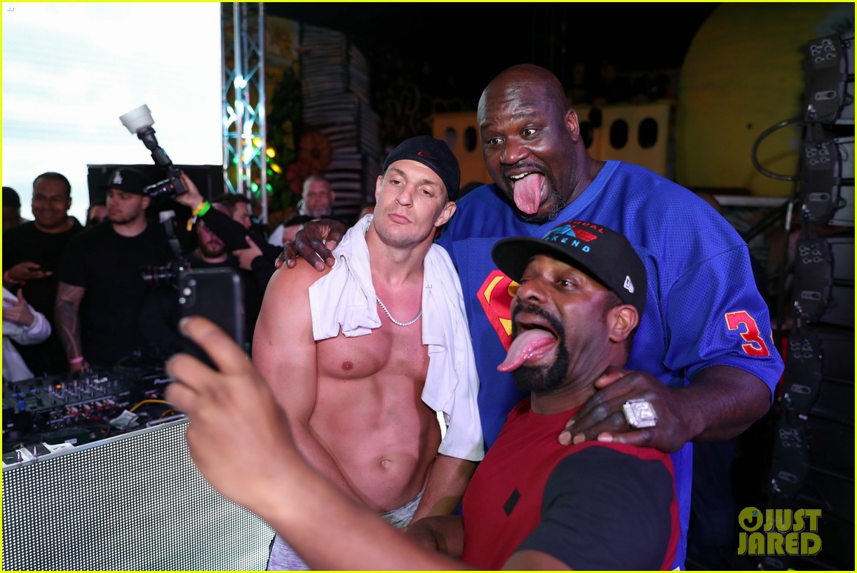 rob gronkowski goes shirtless for dance battle with shaq 054055142
