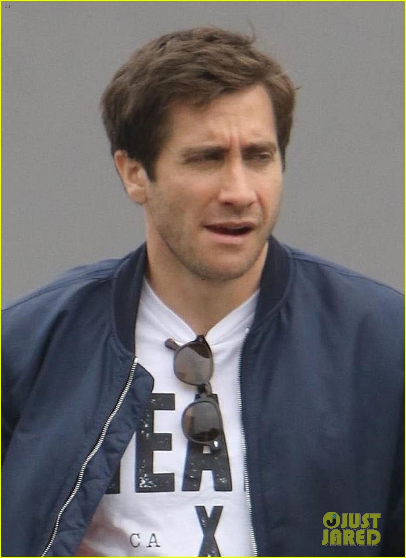 jake gyllenhaal steps out for solo lunch in beverly hills 044053371