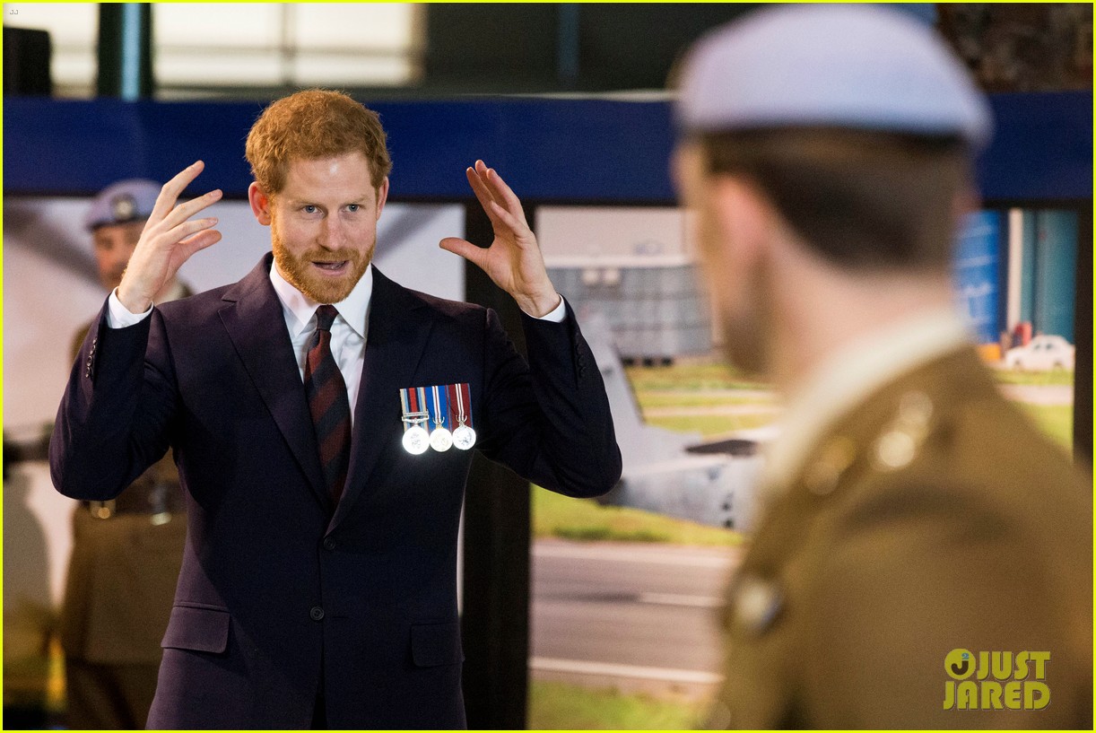 prince harry returns to pilot training school to present army air corps pilots wings 074051720