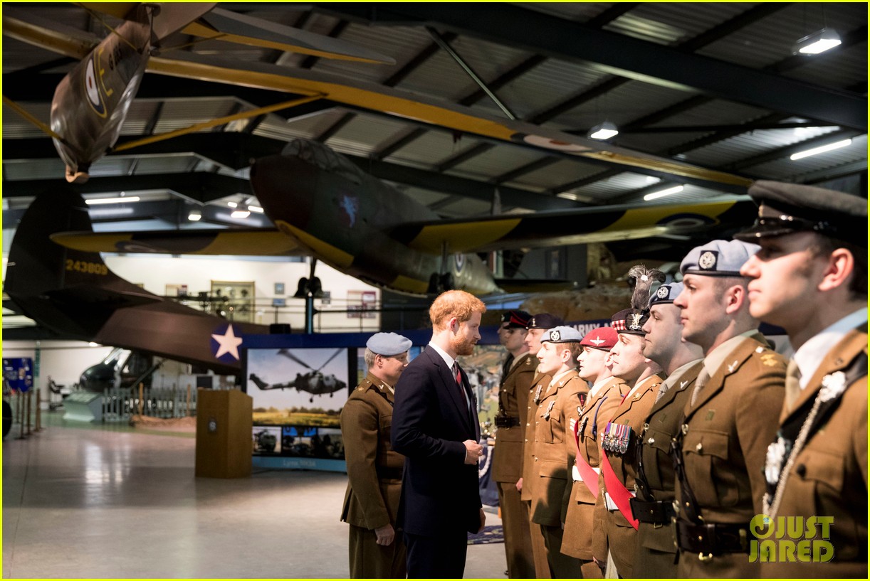 prince harry returns to pilot training school to present army air corps pilots wings 084051721