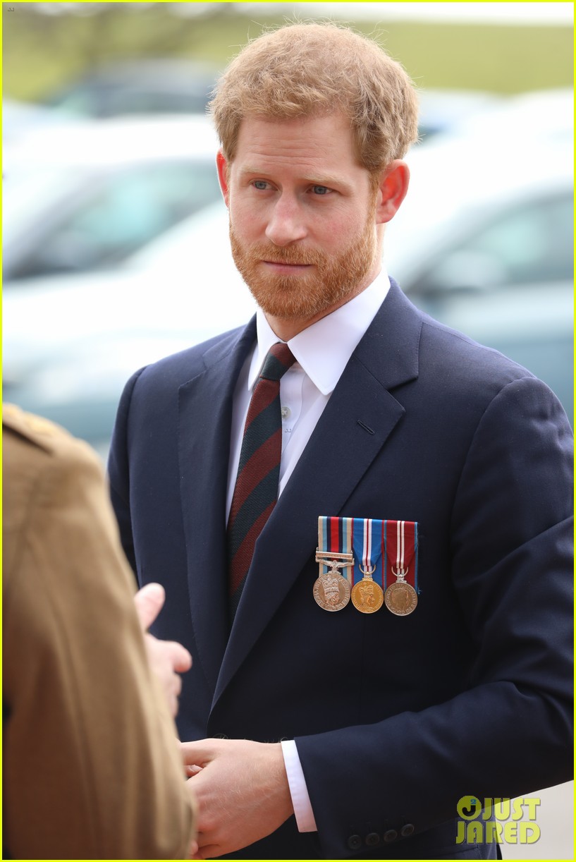 prince harry returns to pilot training school to present army air corps pilots wings 124051725
