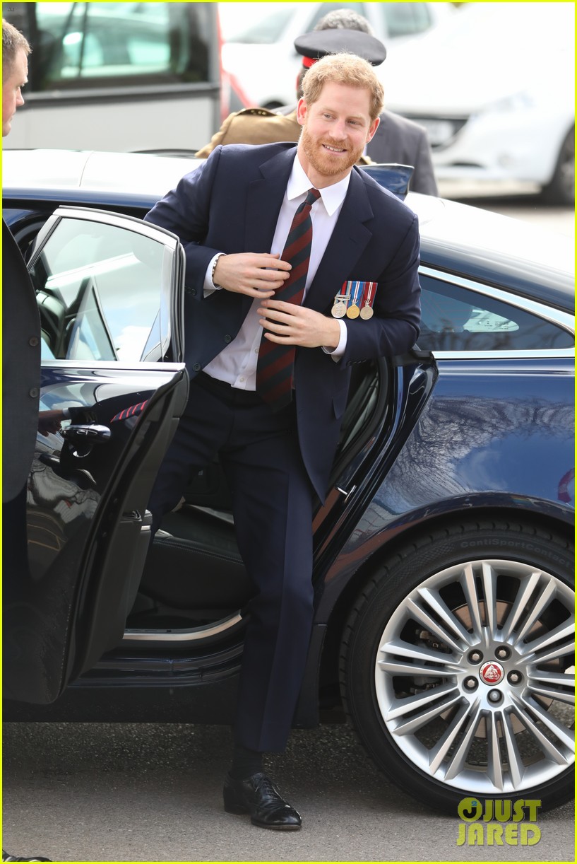 prince harry returns to pilot training school to present army air corps pilots wings 144051727