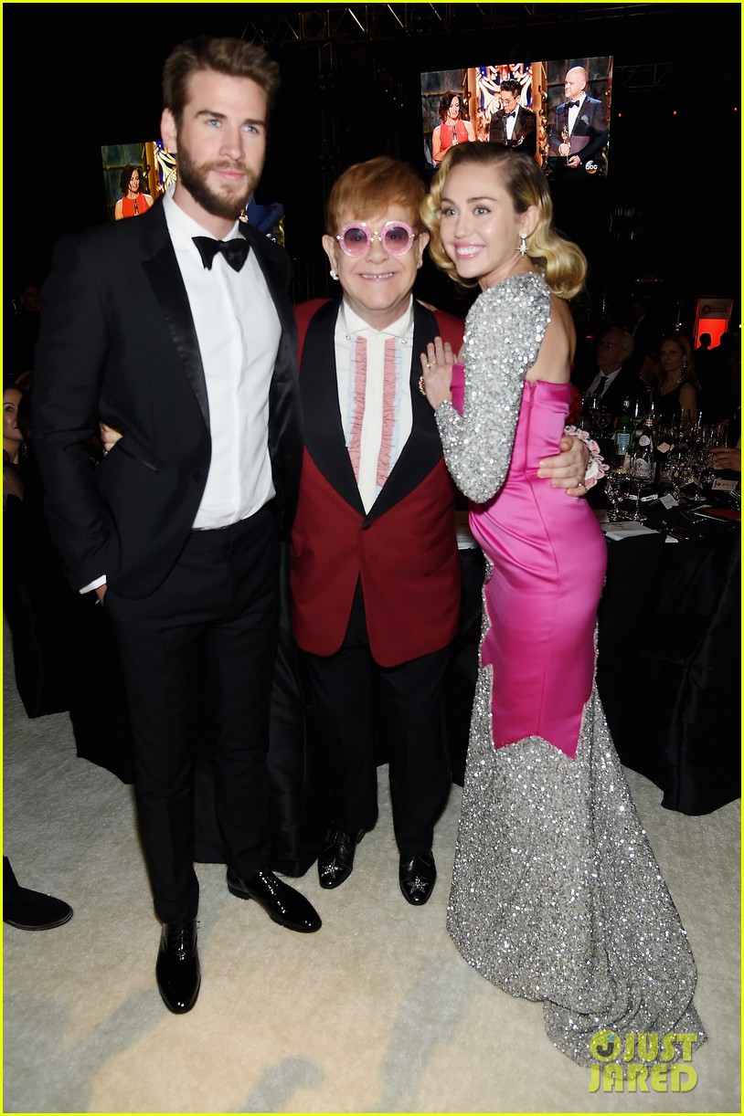 elton john hang out with miley cyrus and liam hemsworth at his oscars party 024044803