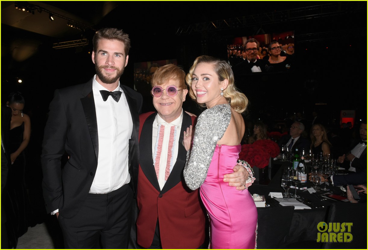 elton john hang out with miley cyrus and liam hemsworth at his oscars party 084044809