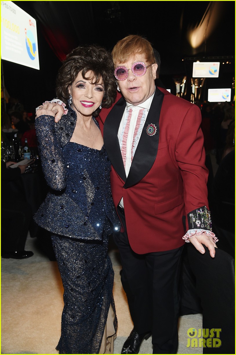 elton john hang out with miley cyrus and liam hemsworth at his oscars party 134044814