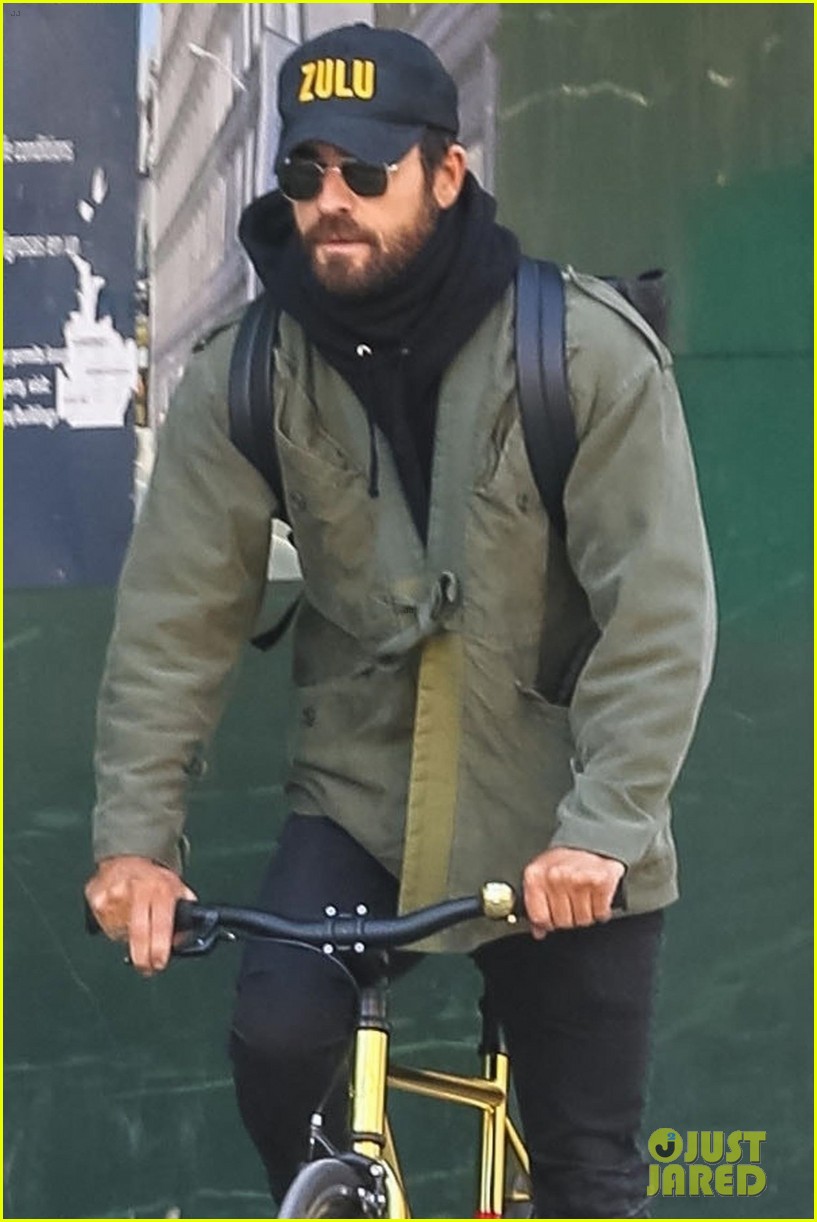 justin theroux bike ride in nyc 044051924