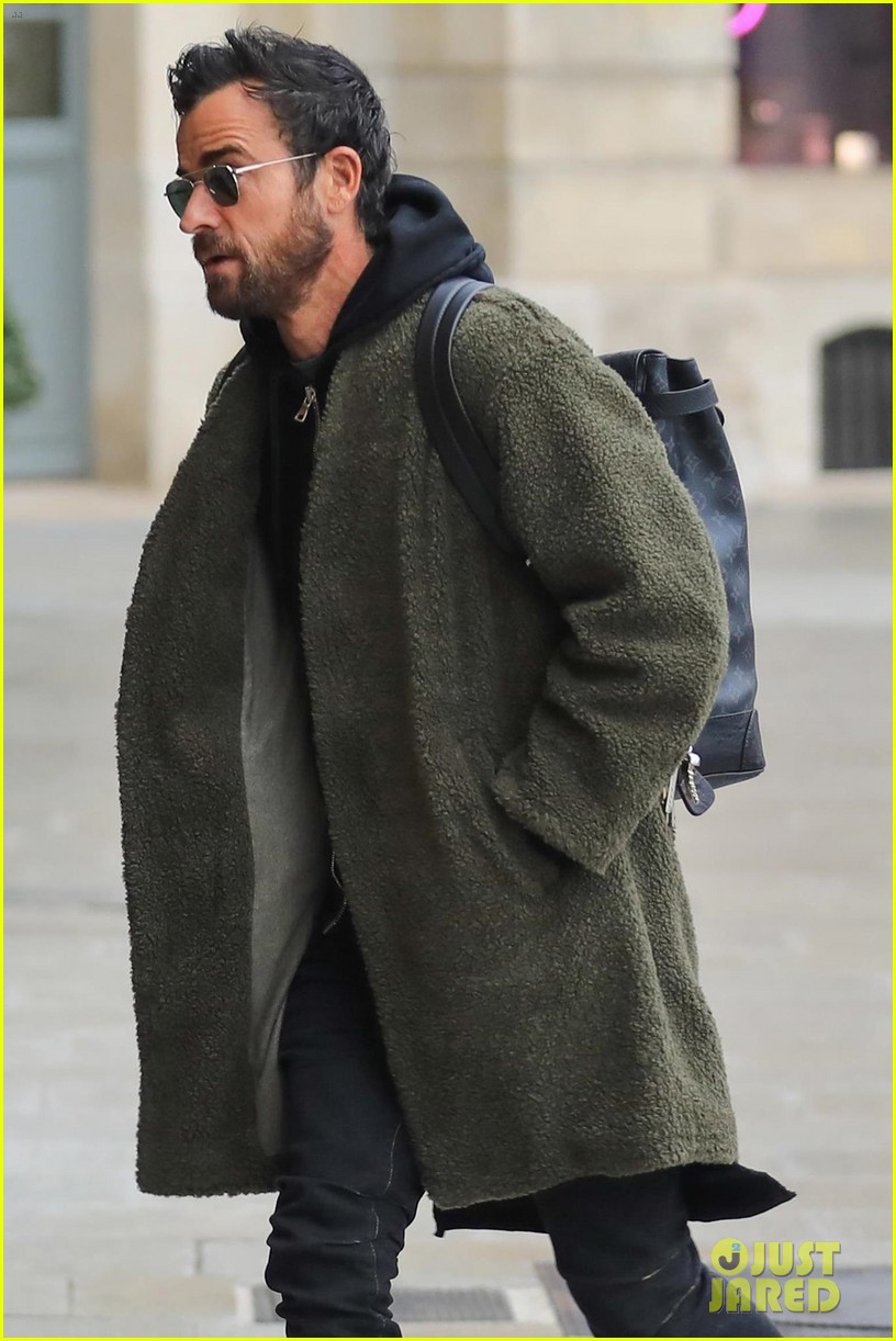 justin theroux heads out in paris 054046143