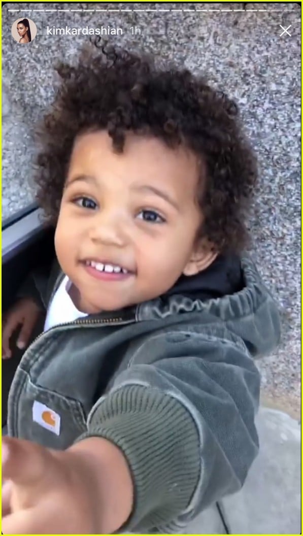 Kim Kardashian Shares Adorable Family Photos From the San Diego Zoo(01)