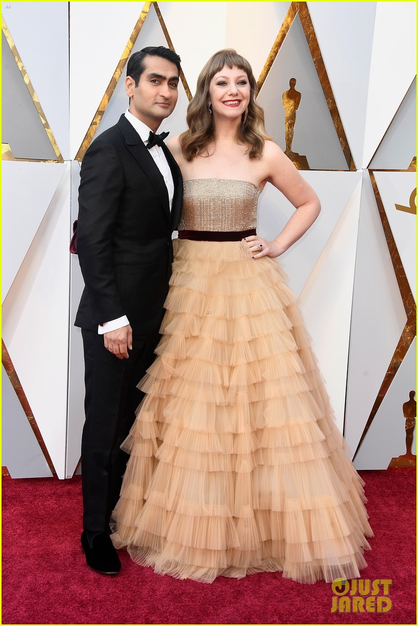 Kumail Nanjiani & Emily V. Gordon Share a Kiss at Oscars 2018! Photo
