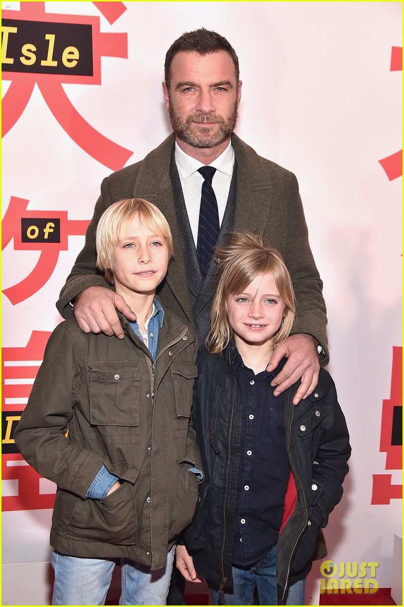 liev schreiber brings his sons to isle of dogs premiere 03