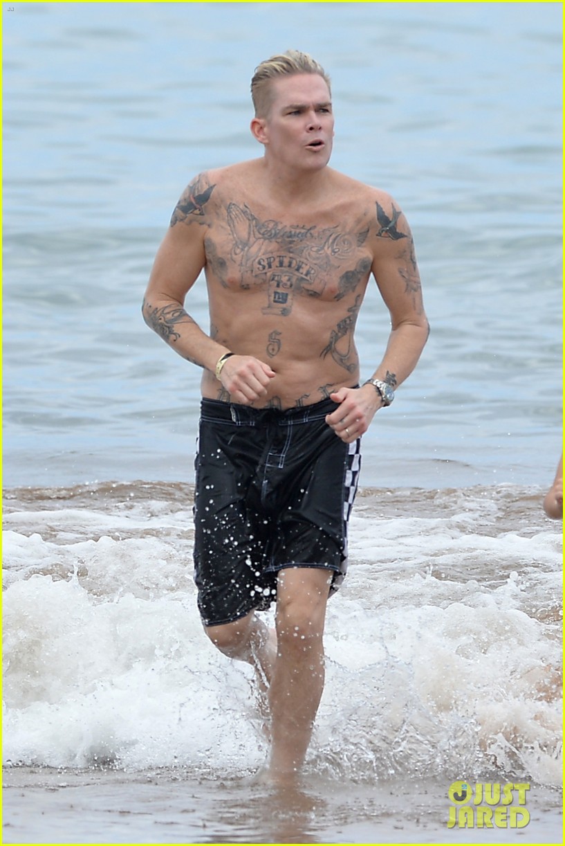 mark mcgrath goes shirtless at the beach for his 50th birthday 024051998