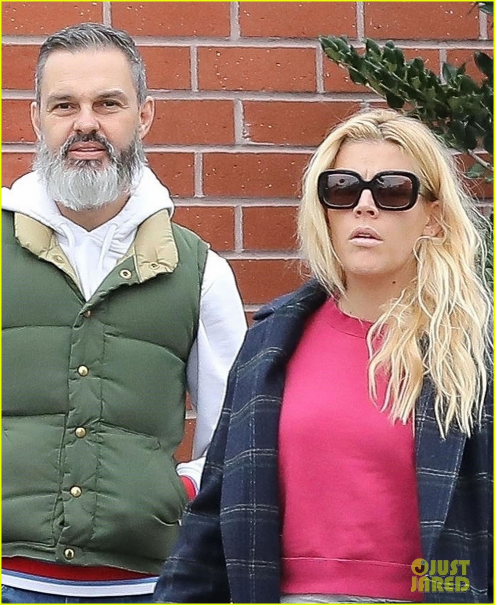 busy philipps covers up her eyes after they got sunburned 02