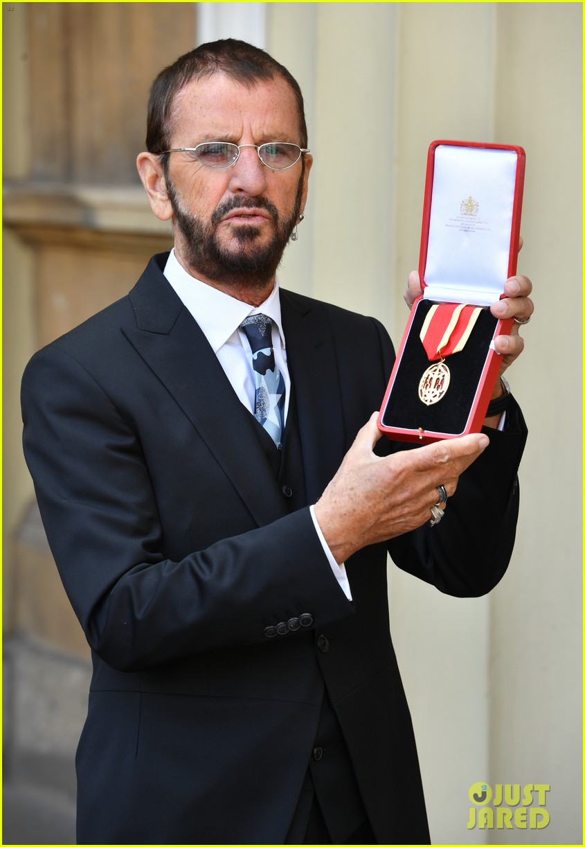 ringo starr gets knighted by prince william 02