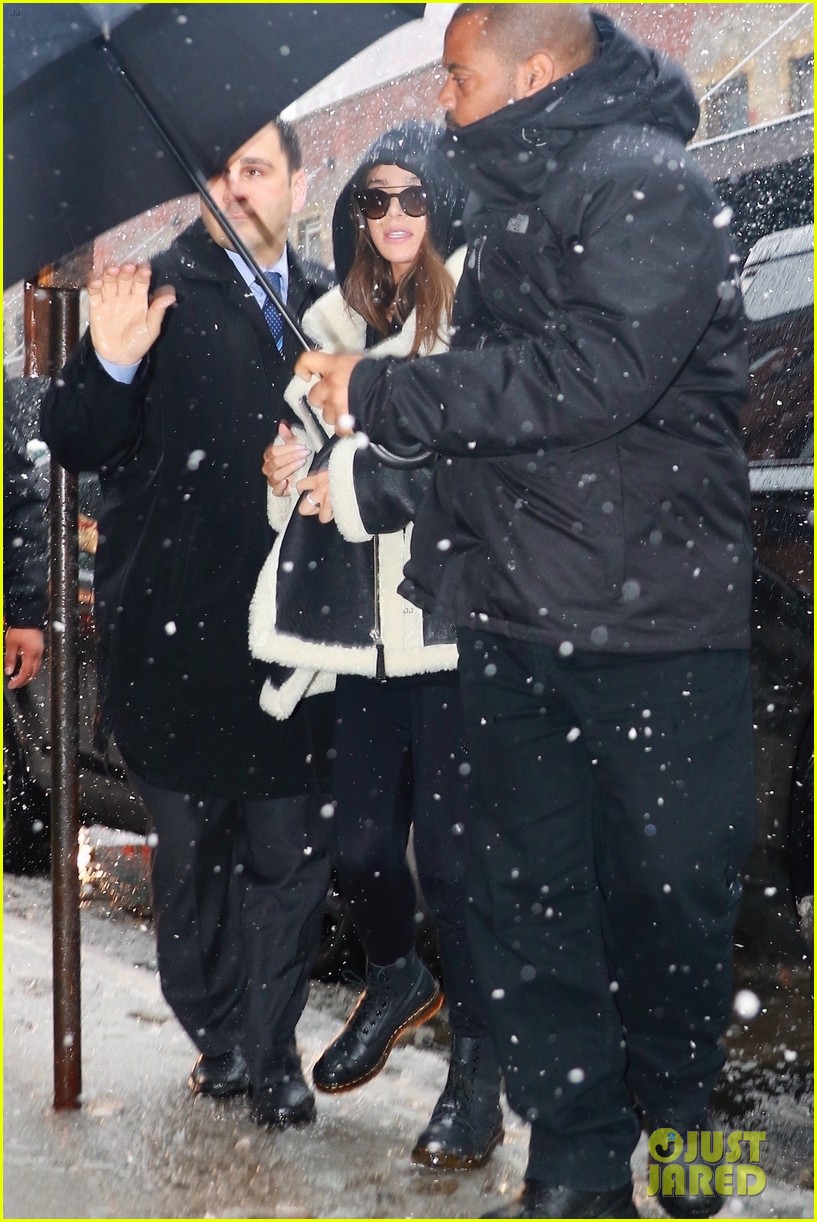 hailee steinfeld braves the snow during lunch in new york city 054047339