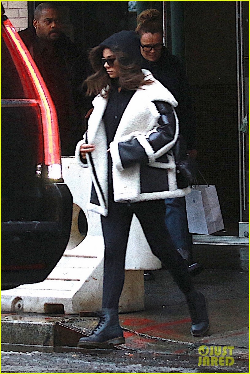 hailee steinfeld braves the snow during lunch in new york city 074047341