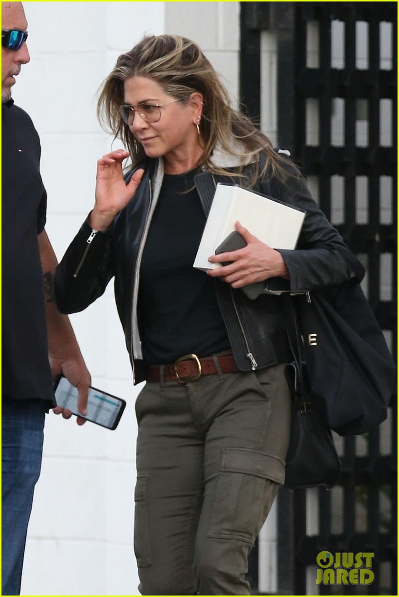 jennifer aniston makes rare appearance since split from justin theroux 074060674