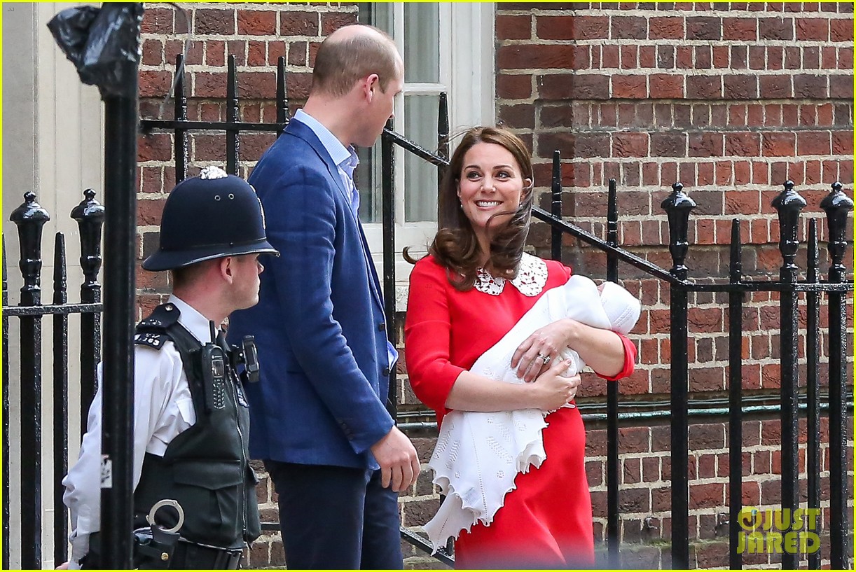 Prince Louis Arthur Charles Kate Middleton & Prince William Reveal(01)