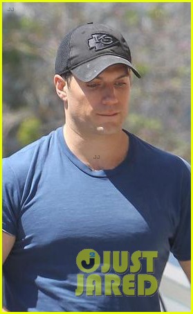 henry cavill shows off buff biceps taking his dog for a walk 094073795