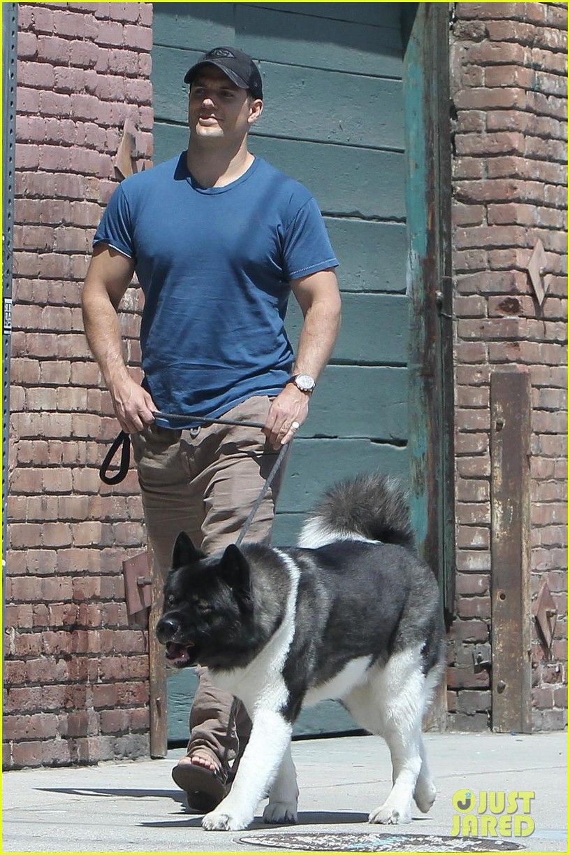 henry cavill shows off buff biceps taking his dog for a walk 11